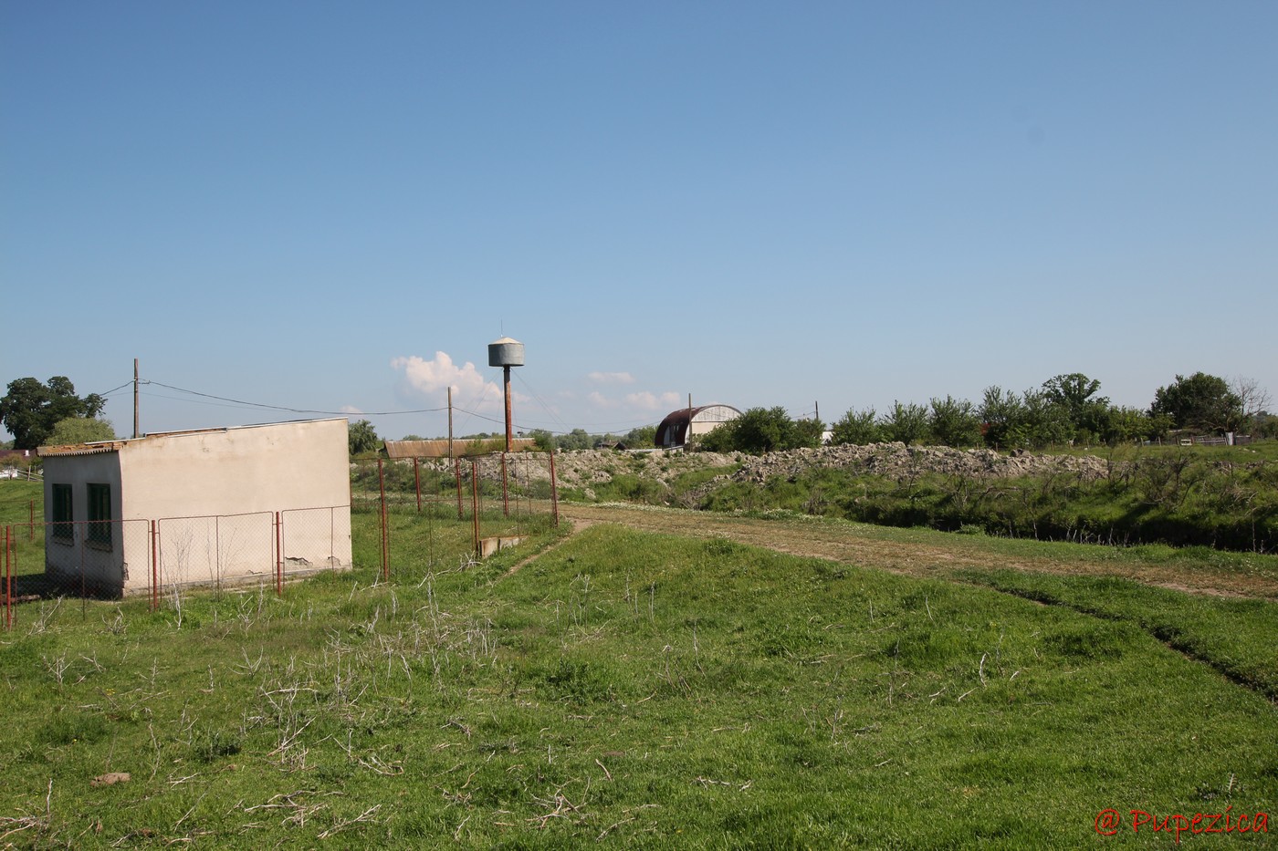 Satul Gorgova din Delta Dunarii. Digul de aparare din spatele satului. Castelul de apa din Gorgova