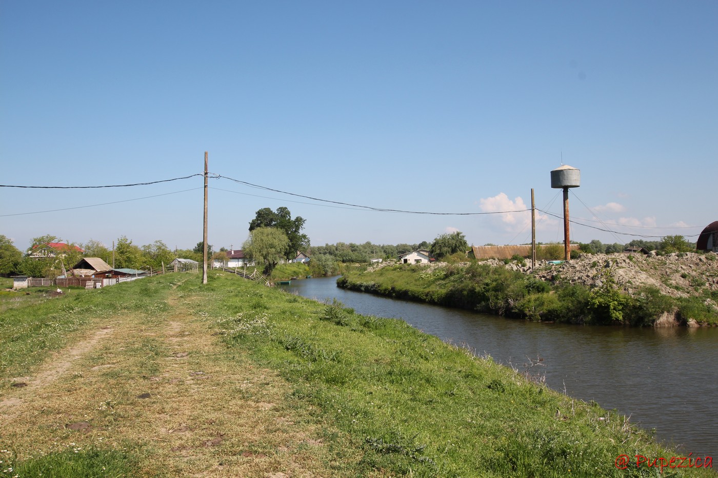 Satul Gorgova din Delta Dunarii. Digul de aparare din spatele satului. Castelul de apa din Gorgova