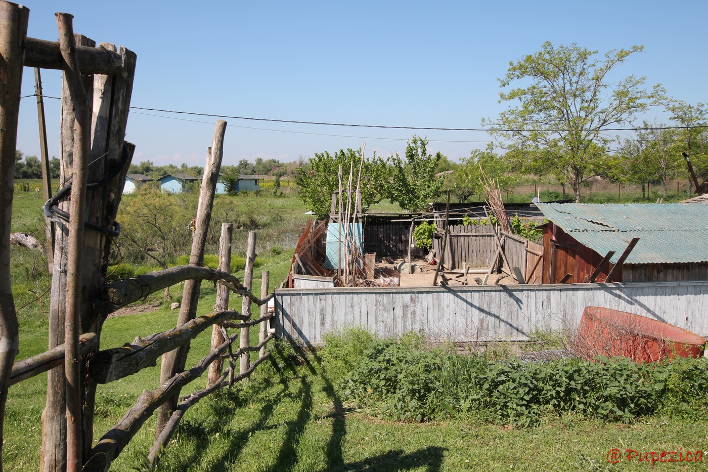 Satul Gorgova din Delta Dunarii. Digul de aparare din spatele satului