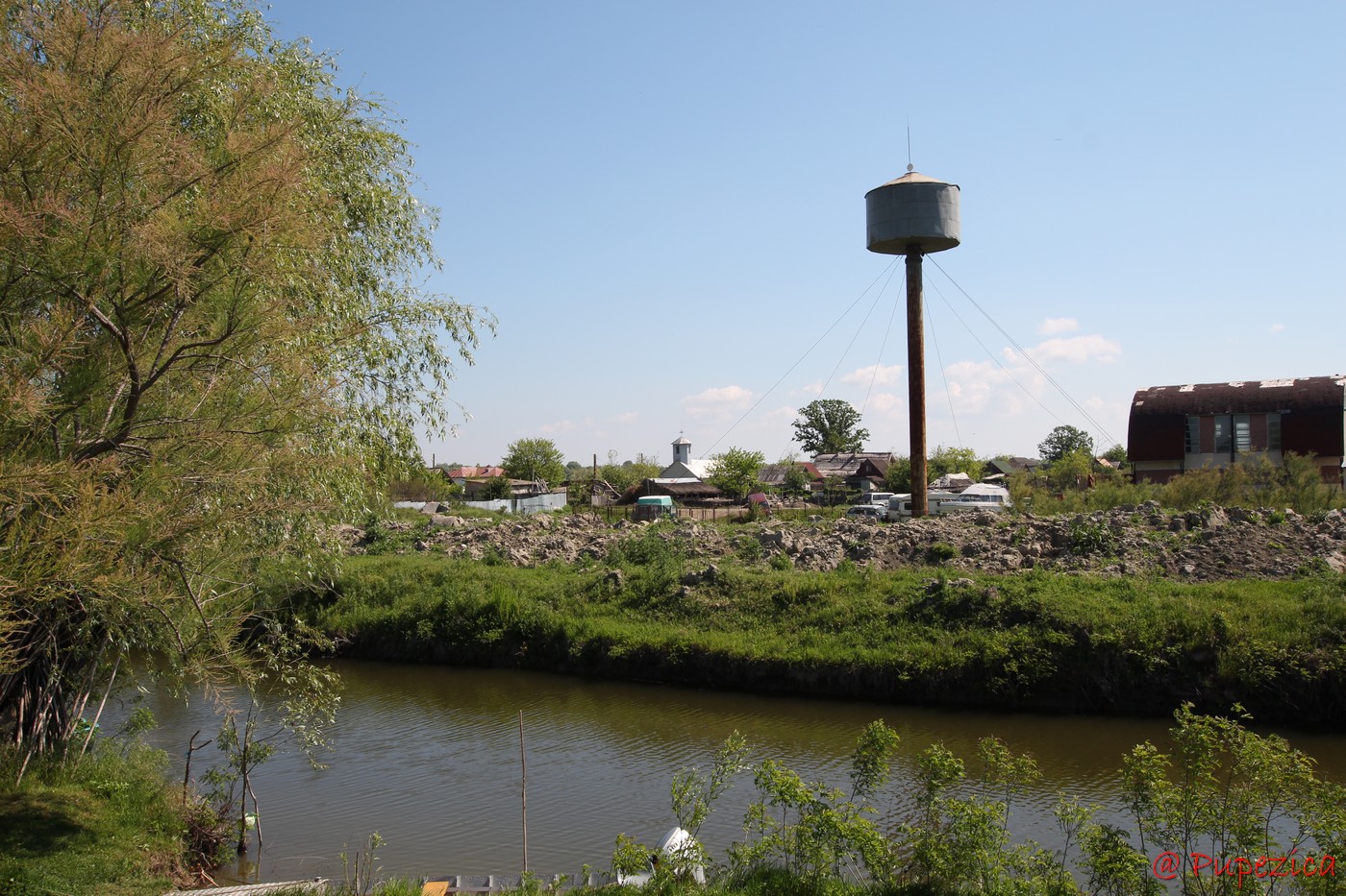 Satul Gorgova din Delta Dunarii. Digul de aparare din spatele satului. Castelul de apa din Gorgova