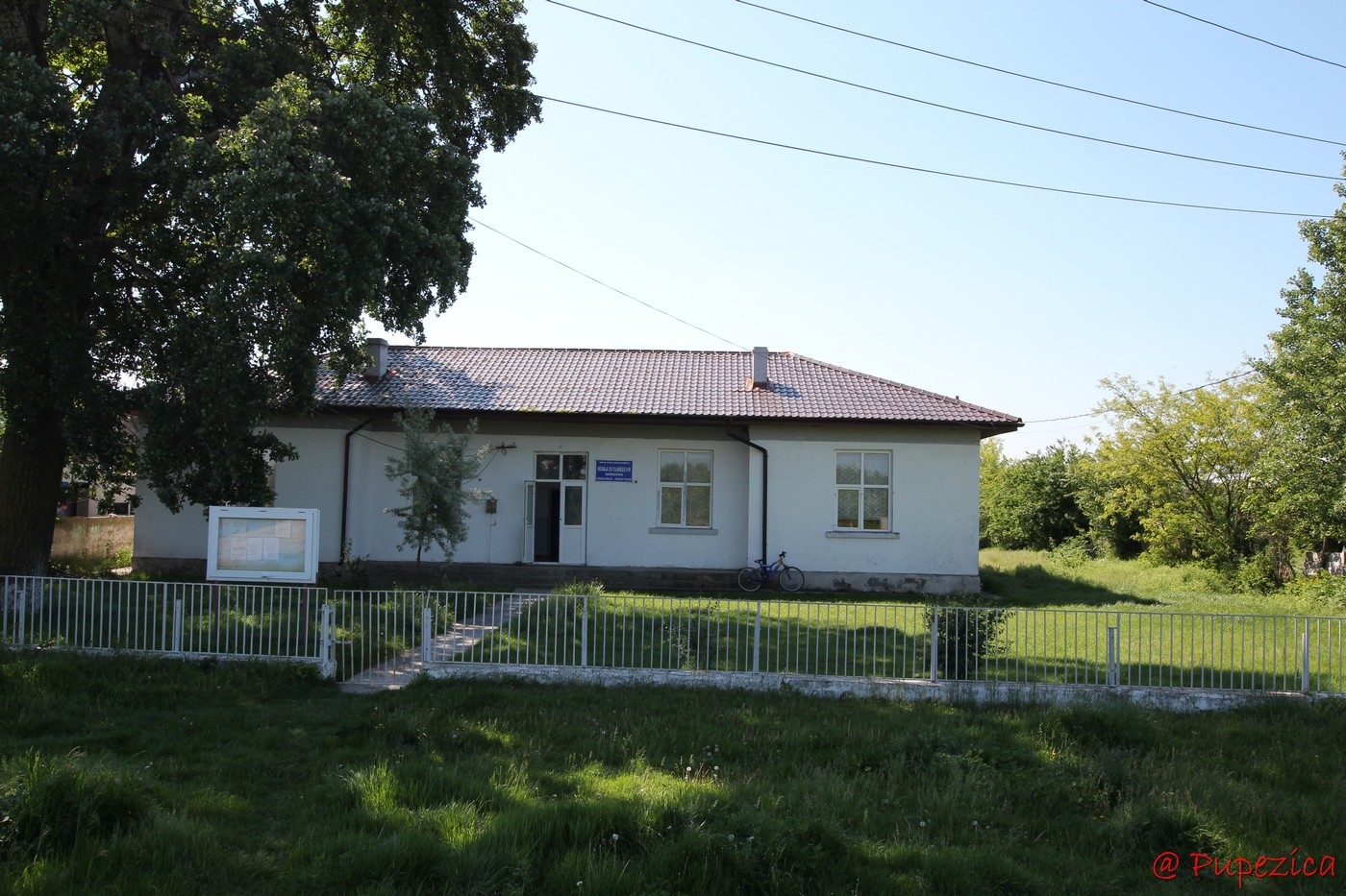 Satul Gorgova din Delta Dunarii. Digul principal de pe malul drept al Bratului Sulina. Scoala cu clasele I-IV din Gorgova
