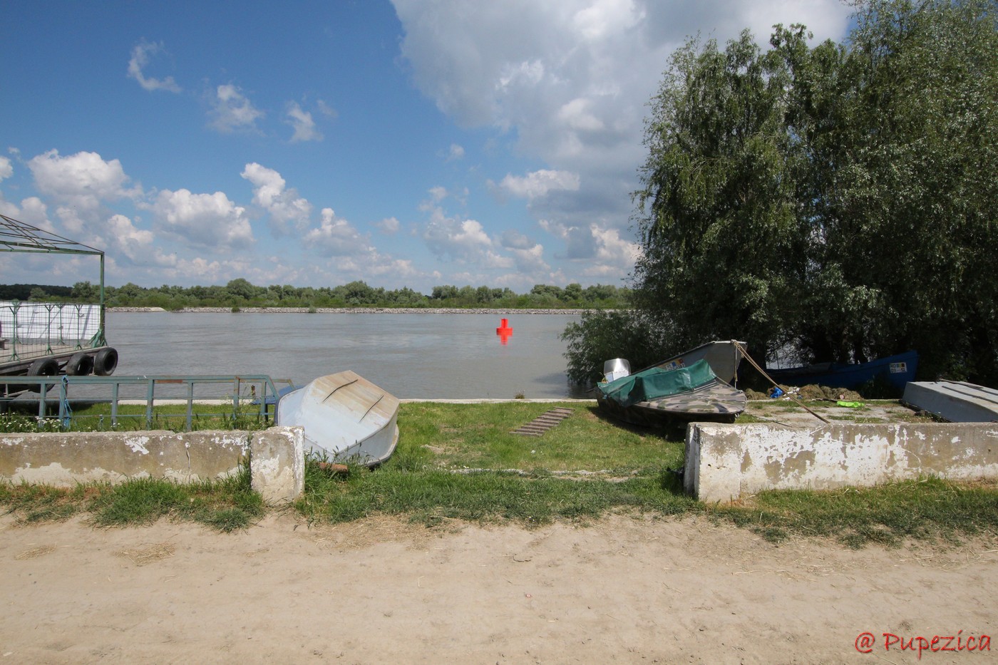 Satul Gorgova din Delta Dunarii. Digul principal de pe malul drept al Bratului Sulina