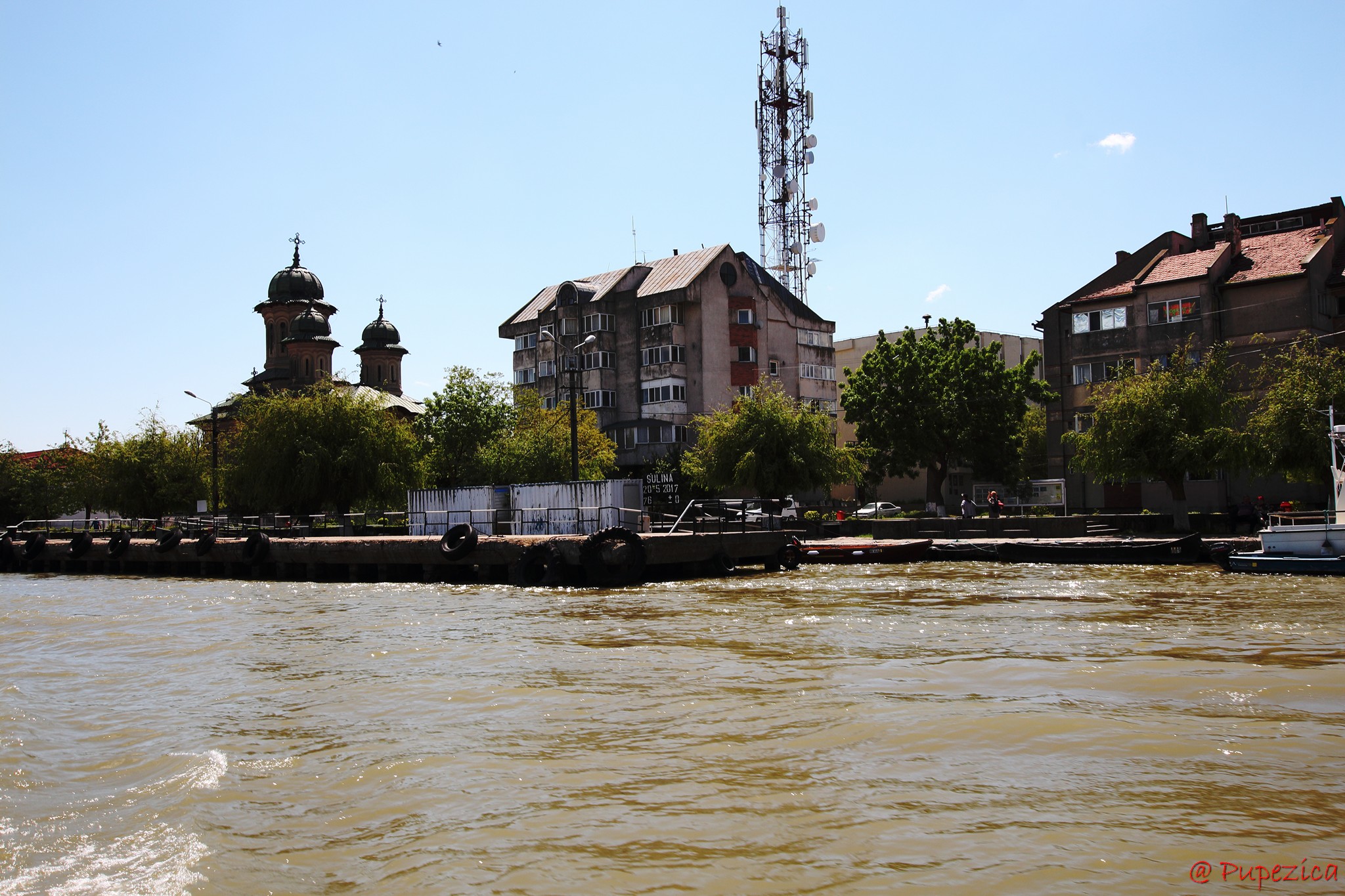 Orasul Sulina vazut de pe Dunare. Catedrala Ortodoxa din Sulina