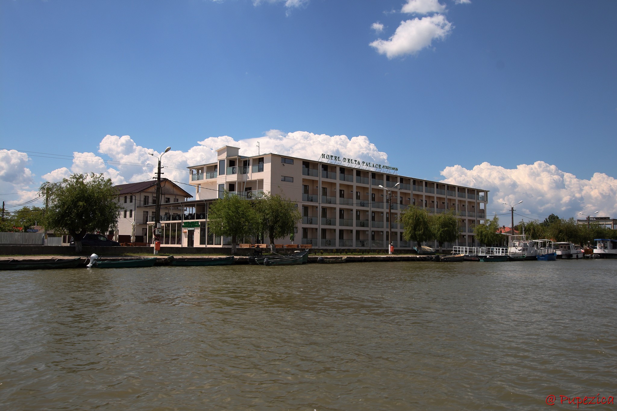 Orasul Sulina vazut de pe Dunare. Hotelul Delta Palace