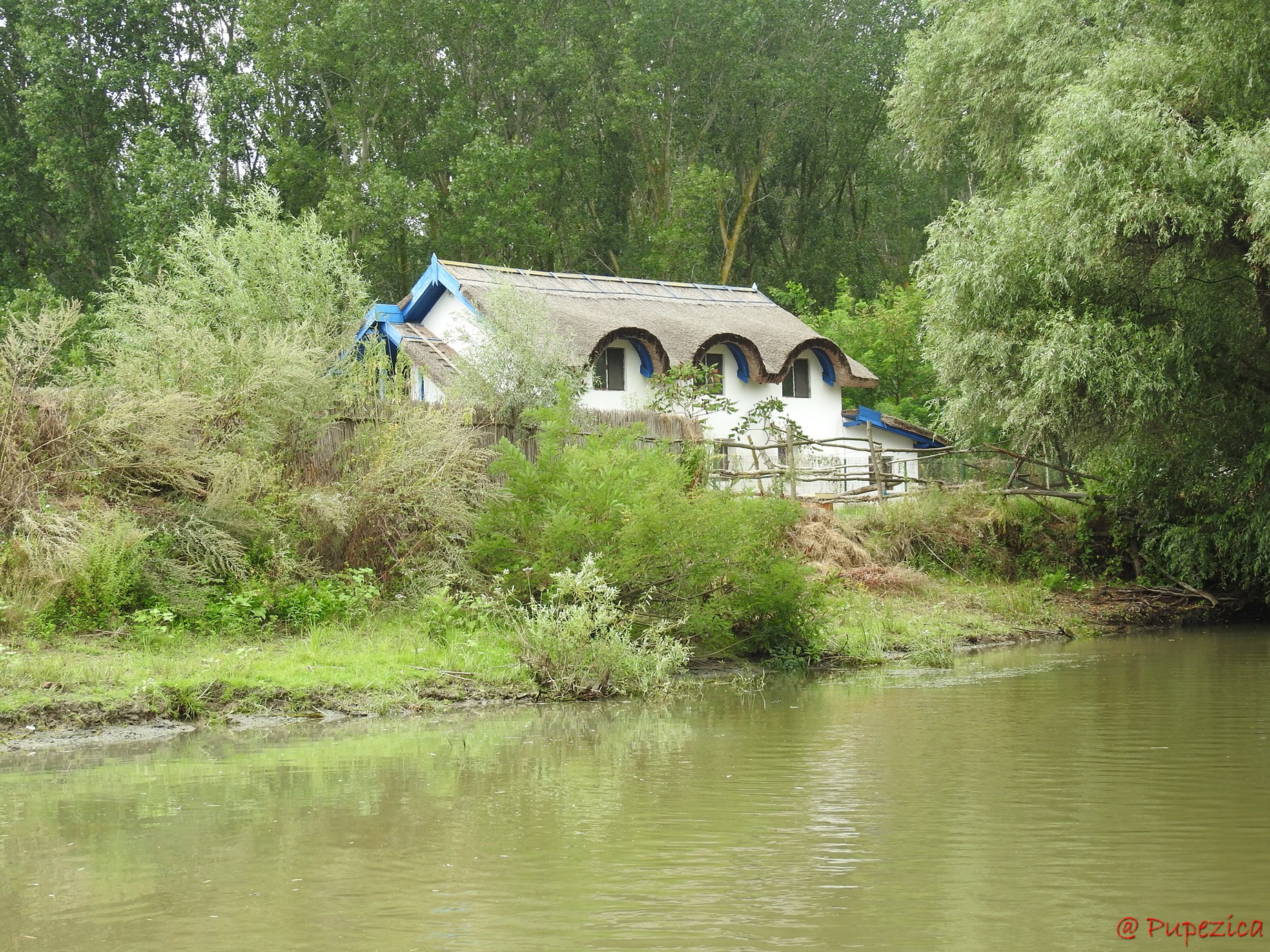 Casa pe malul sudic al Canalului Litcov la intersectia cu Canalul Filat